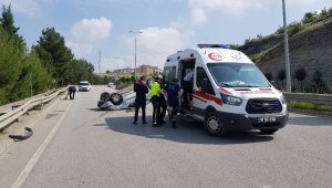 Genç mimarın otomobili bariyerlere çarparak takla attı