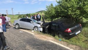 Hatalı sollama sonucu kafa kafaya çarpıştılar: 4 yaralı