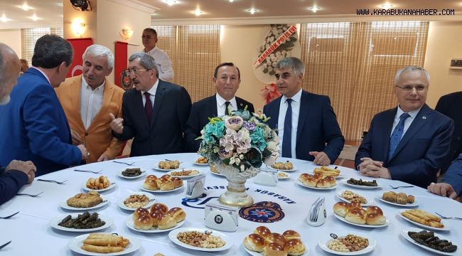 İl protokolü bir araya gelerek bayramlaştı