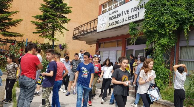 Karabük'te veliler merakla çocuklarının sınavdan çıkmasını bekledi