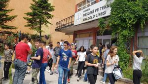 Karabük'te veliler merakla çocuklarının sınavdan çıkmasını bekledi
