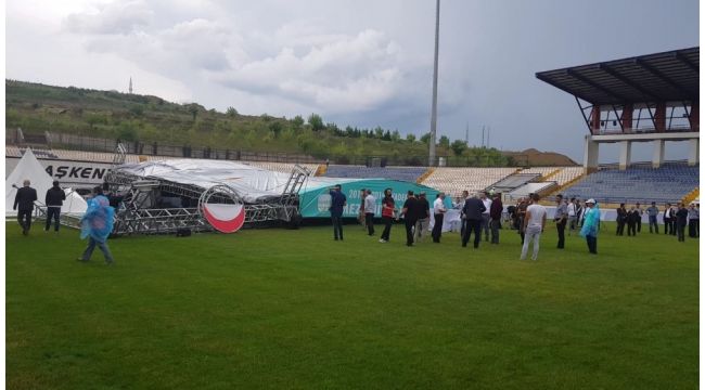 Karabük'te mezuniyet töreni için kurulan konser sahnesi yıkıldı: 2 yaralı