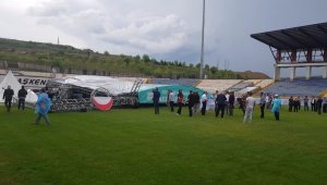 Karabük'te mezuniyet töreni için kurulan konser sahnesi yıkıldı: 2 yaralı