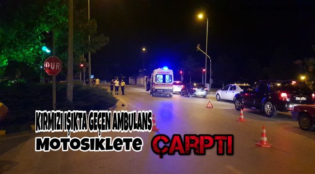 Kırmızı ışıkta geçen ambulans motosiklete çarptı