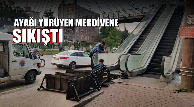 Öğretim görevlisinin ayağı yürüyene merdivene sıkıştı