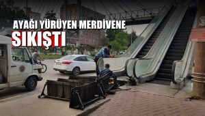 Öğretim görevlisinin ayağı yürüyene merdivene sıkıştı