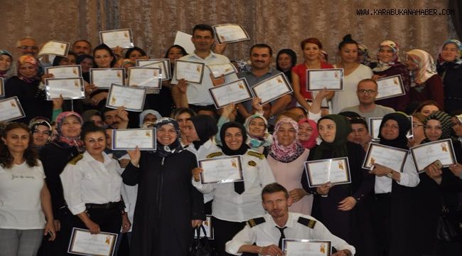 Okullarda İŞKUR kapsamında görevini tamamlayanlara teşekkür belgeleri verildi