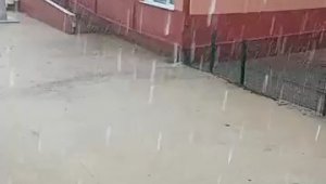 Sağanak yağış okul bahçesini göle çevirdi