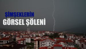 Şimşeklerin gökyüzündeki görsel şöleni
