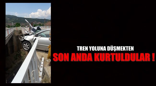 Tren yoluna düşmekten son anda kurtuldular