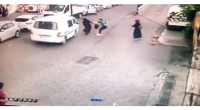 Yağmurdan kaçmak istedi aracın altında kalmaktan son anda kurtuldu