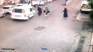 Yağmurdan kaçmak istedi aracın altında kalmaktan son anda kurtuldu
