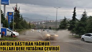 Aniden bastıran yağmur yolları dere yatağına çevirdi