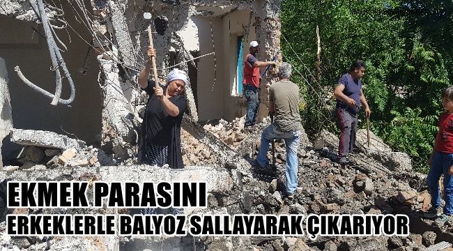Ekmek parasını erkeklerle birlikte balyoz sallayıp çıkarıyor