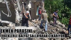 Ekmek parasını erkeklerle birlikte balyoz sallayıp çıkarıyor