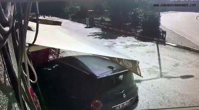 Emniyet kemeri takmaya çalışırken kaza yaptı.