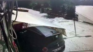 Emniyet kemeri takmaya çalışırken kaza yaptı.