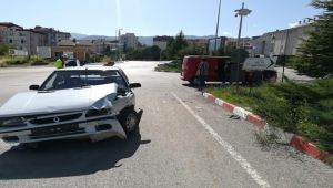 Hafif ticari araç ile otomobil kavşakta çarpıştı: 2 yaralı