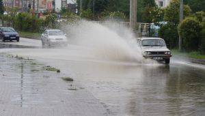 Karabük'te kısa süreli yağış yolları göle çevirdi