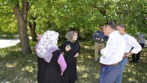 Kaymakam Ürkmezer köylerde vatandaşların dertlerini dinliyor