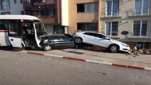 Servis aracı park halindeki araçları biçti