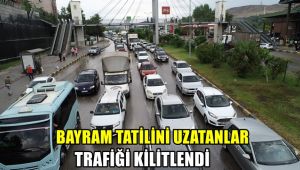 Bayram tatilini uzatanlar trafiği kilitledi