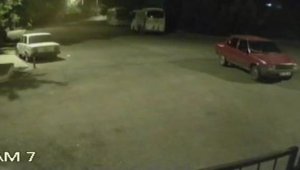 El frenini çekmediği otomobil iki otobüse çarpmaktan son anda kurtuldu