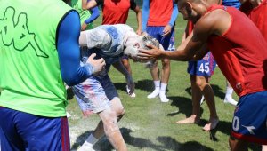 Karabükspor'da kaptana Brezilya usulü doğum günü kutlaması