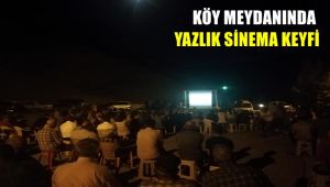 Köy meydanında yazlık sinema keyfi