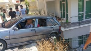 Otomobil askıda kaldı, içindekileri vatandaşlar kurtardı