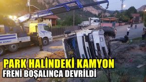 Park halindeki kamyon freni boşalınca devrildi