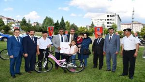 Sürücü seyahat karnesini doldurarak en çok beğeni alan 3 öğrenciye bisiklet hediye edildi