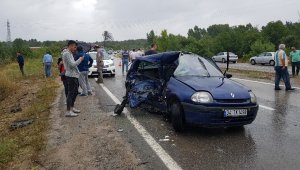 Trafik kazasında yardım için duran minibüse çarptı: 1 ölü, 6 yaralı