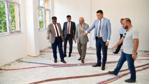 Vali Gürel, yapımı devam eden okullarda incelemelerde bulundu