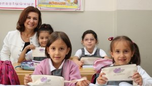 İlkokul öğrencilerine Başkan Köse'den hediye