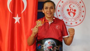 Milli boksör Elif Güneri'nin gözü zirvede