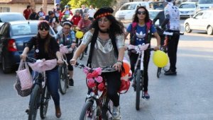 Osmanlı kenti Safranbolu'da süslü kadınlar temiz hava için pedal çevirdi