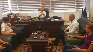 Özçelik'ten Avrupa şampiyonu Güneri'ye destek