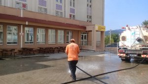 Safranbolu'da okul bahçelerinde temizlik