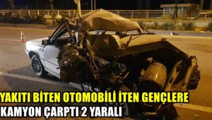 Yakıtı biten otomobili iten gençlere kamyonet çarptı: 2 yaralı