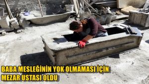 Baba mesleğinin yok olmaması için mezar ustası oldu