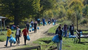 Lise öğrencileri poşet poşet topladı