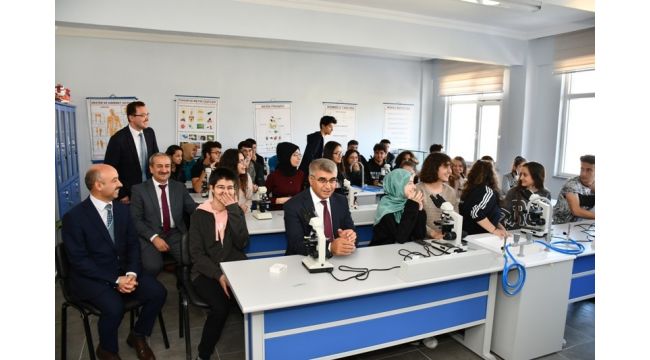 Liselilere profesör, doçent ve öğretim görevlilerinden ders