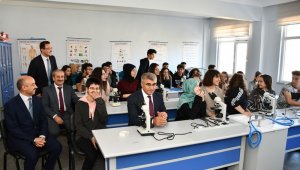 Liselilere profesör, doçent ve öğretim görevlilerinden ders