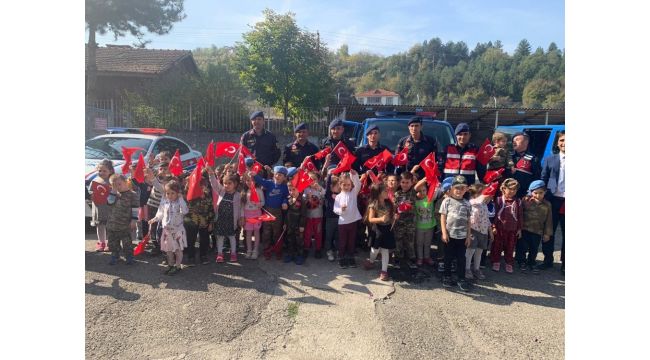 Minik öğrencilerden askerlere moral ziyareti