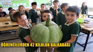 Öğrencilerden 42 kiloluk bal kabağı