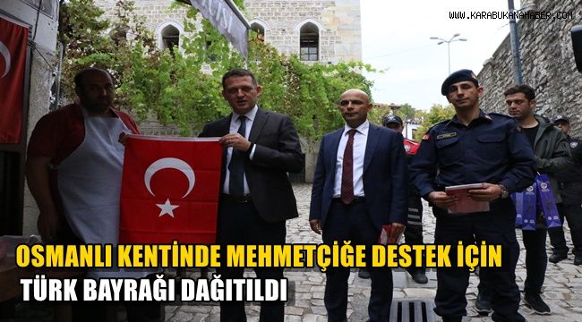 Osmanlı kentinde Mehmetçik'e destek için Türk bayrağı dağıtıldı