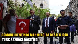 Osmanlı kentinde Mehmetçik'e destek için Türk bayrağı dağıtıldı