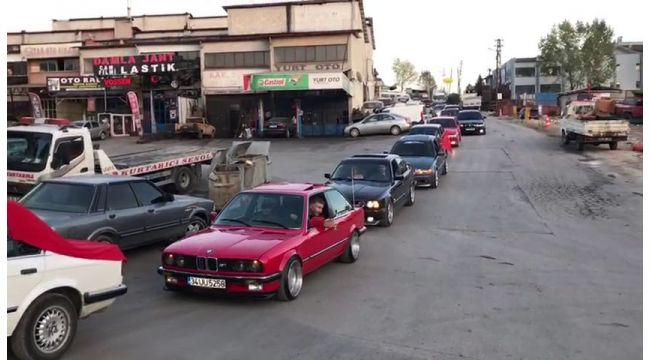 Otomobil tutkunlarından 'Cumhuriyet' konvoyu