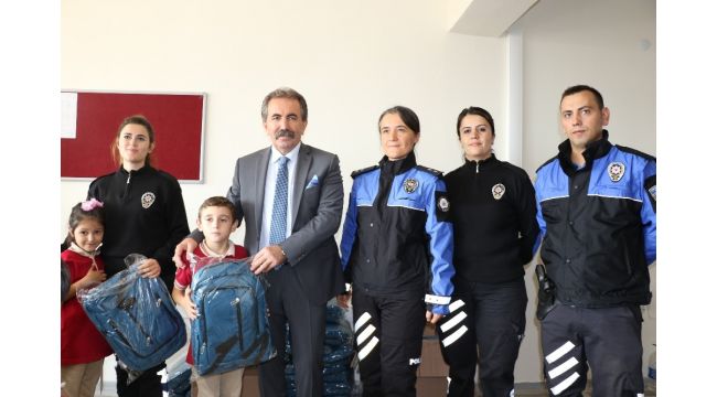 Polislerden çocuklara çanta ve kitap